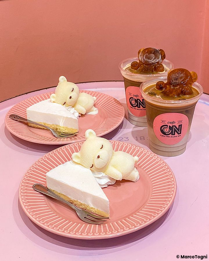 Due piatti con cheesecake e orsetti di panna accanto a caffè ghiacciati con orsetti di ghiaccio al Cafe ON di Tokyo.
