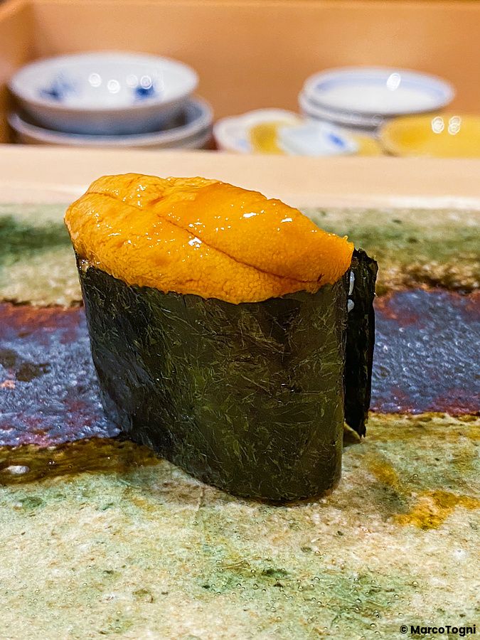 Un Gunkan di uni servito su un piatto in ceramica da Ginza Iwa nel quartiere Ginza a Tokyo.