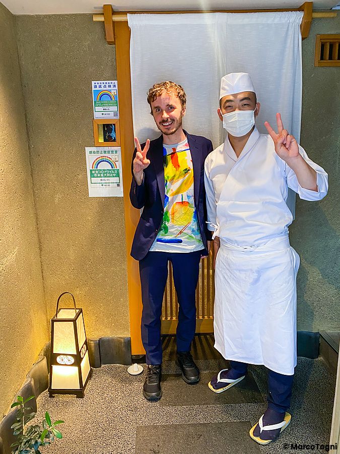 Marco Togni e uno chef giapponese in uniforme posano davanti all'ingresso a Ginza Iwa a Tokyo.
