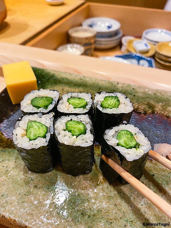 Kappamaki serviti su un piatto in ceramica presso il ristorante Ginza Iwa nel quartiere di Ginza a Tokyo.
