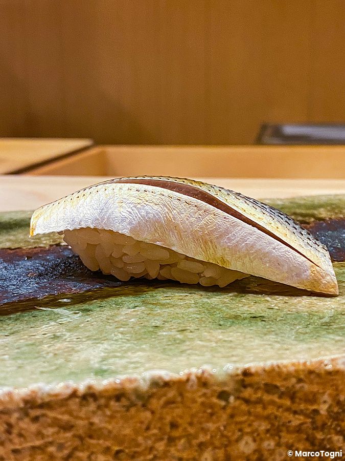 Un nigiri di kohada servito su un piatto di ceramica strutturata nel ristorante Ginza Iwa a Tokyo.