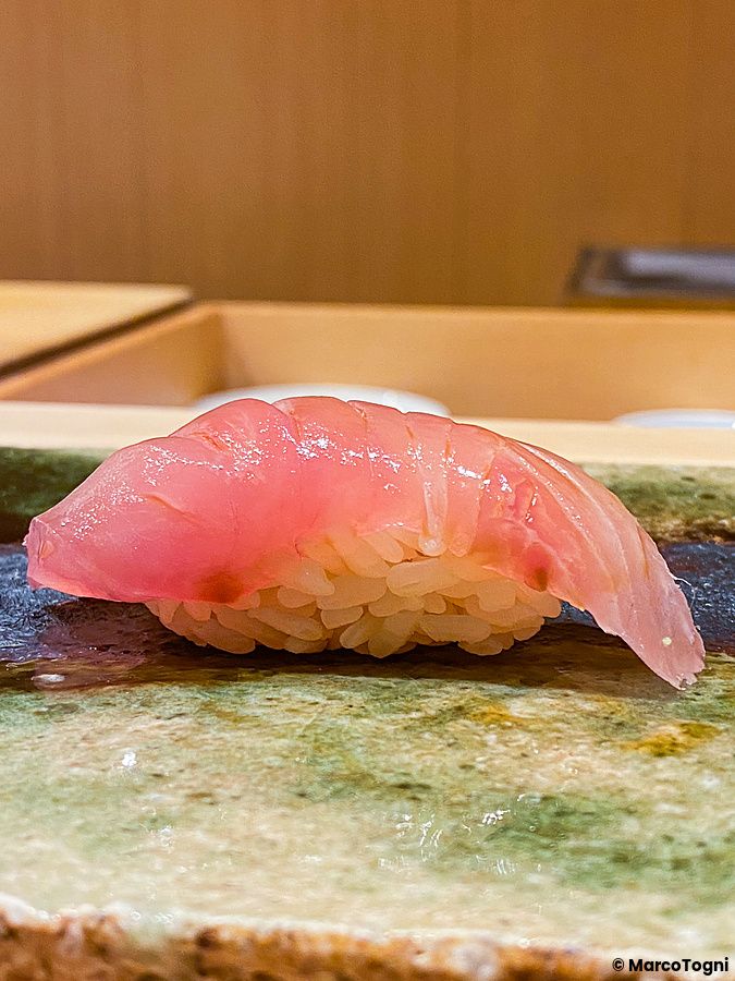 Un Nigiri di maguro servito su un piatto di ceramica presso Ginza Iwa a Tokyo.