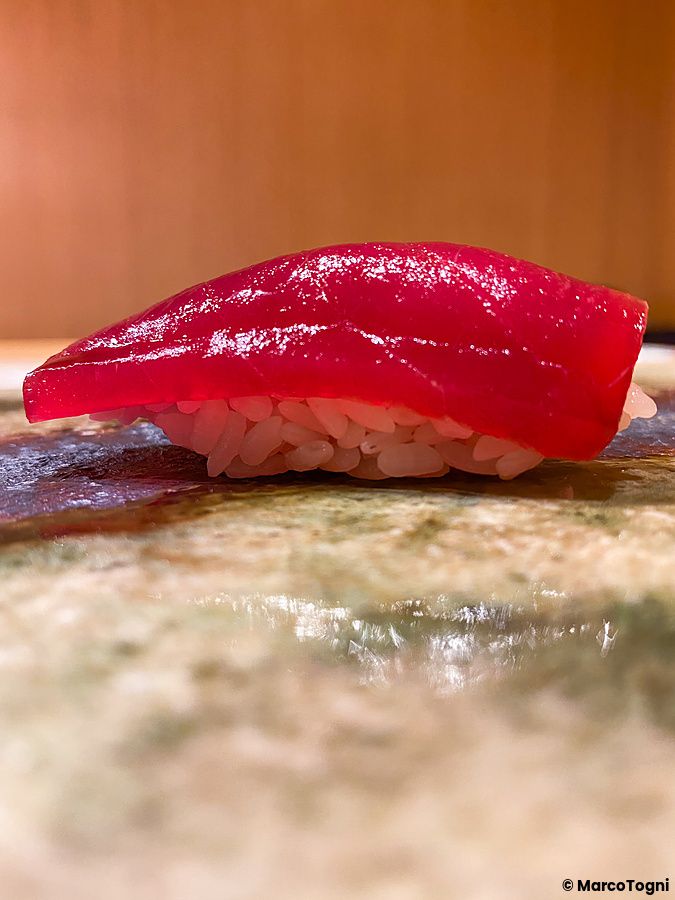 Un nigiri di maguro adagiato su un piatto di ceramica nel ristorante Ginza Iwa a Tokyo.