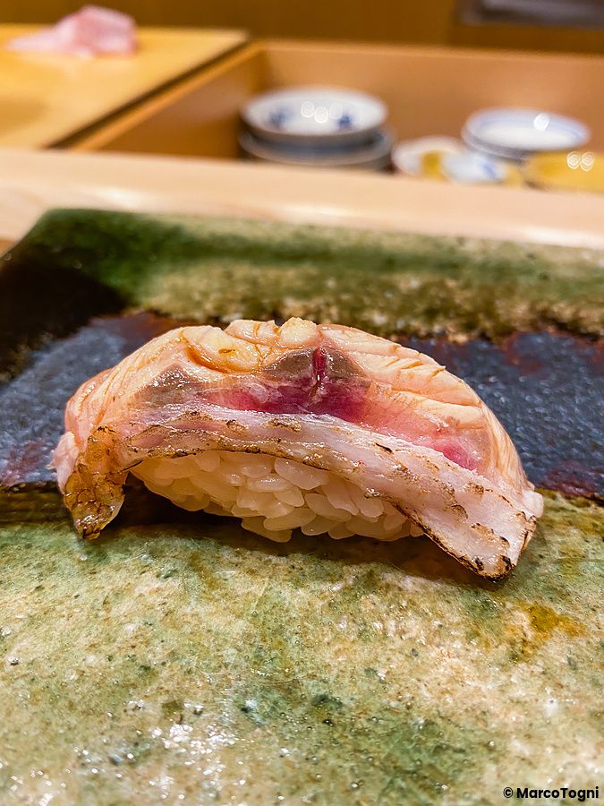 Un Nigiri di nodoguro servito su un piatto di ceramica ruvida presso il ristorante Ginza Iwa a Tokyo.