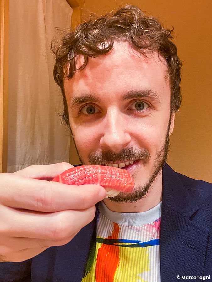 Marco Togni mostra un Nigiri di otoro all'interno del ristorante Ginza Iwa nel quartiere di Ginza a Tokyo.