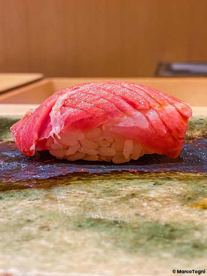 Un nigiri di otoro servito su un piatto in ceramica presso il ristorante Ginza Iwa a Tokyo.