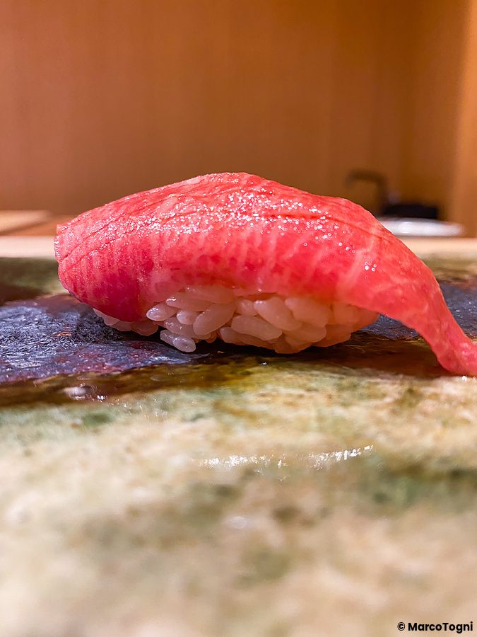Un nigiri di otoro finemente preparato e servito su un piatto di ceramica presso il ristorante Ginza Iwa a Tokyo.