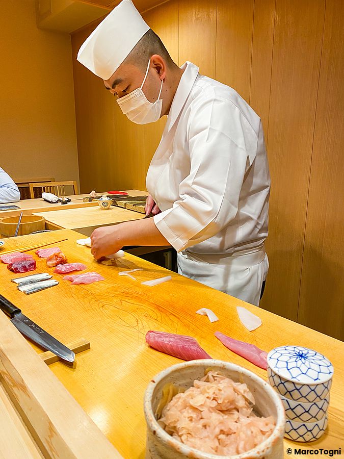 Un professionista indossa la divisa bianca mentre esegue il taglio del maguro a Ginza Iwa, nel quartiere di Ginza.