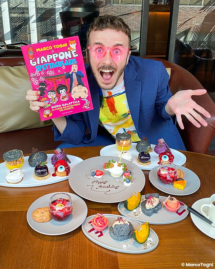 Marco Togni con dolci di Halloween colorati al Hyatt Centric Ginza Tokyo.