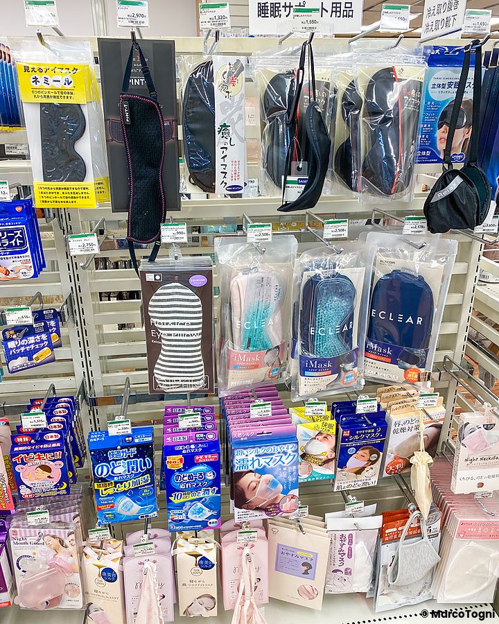 Scaffali del negozio Hands in Giappone esposti con maschere per occhi e accessori per il benessere del sonno.