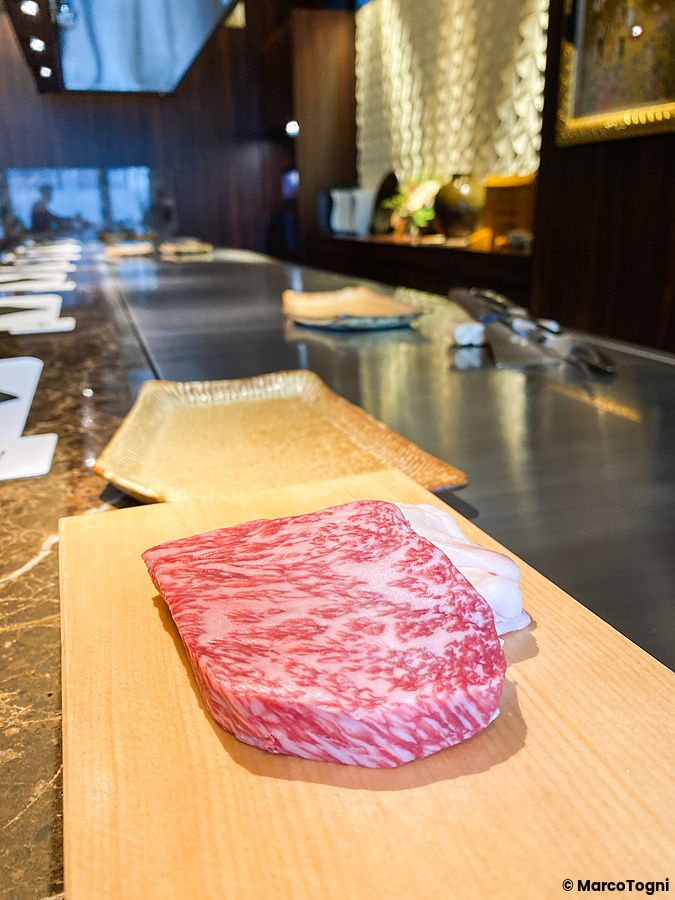 Una fetta di manzo di Kobe su un tagliere di legno all'interno del ristorante Kobe Beef Ishida a Ginza, Tokyo.