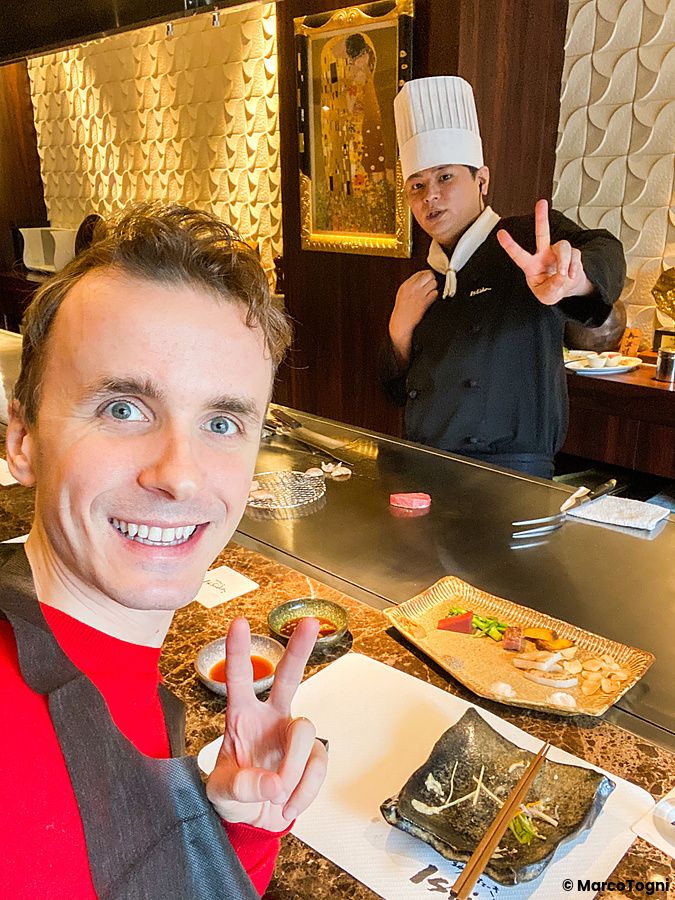 Marco Togni e uno chef in divisa posano per un selfie all'interno del ristorante Kobe Beef Ishida a Ginza, Tokyo.