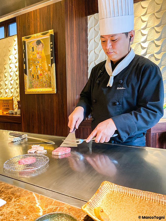 Uno chef prepara carne Wagyu sulla piastra teppanyaki all'interno del ristorante Kobe Beef Ishida a Ginza, Tokyo.