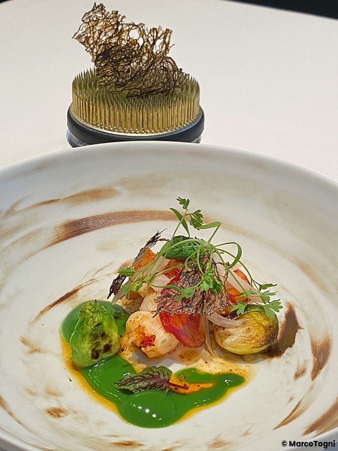 Piatto con astice e verdure servito nel ristorante Koji Shimomura a Tokyo, dove gli ingredienti si sposano perfettamente.
