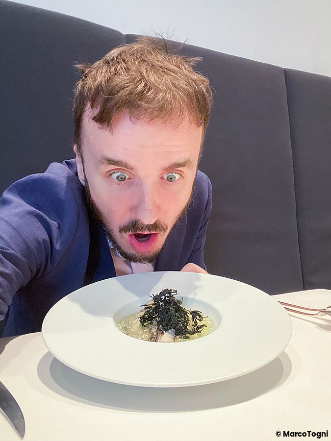 Marco Togni osserva con espressione sorpresa un dolcetto con caffè presso il ristorante Edition Koji Shimomura a Tokyo.