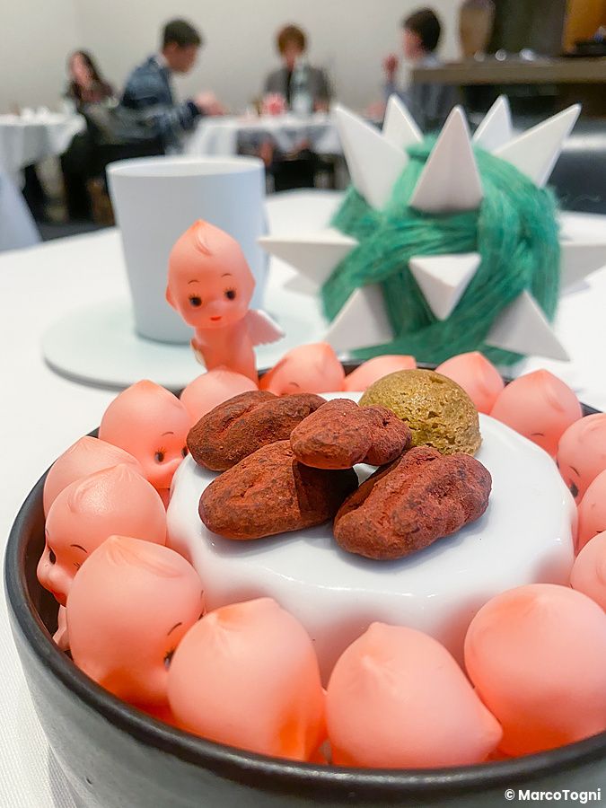 Dettaglio di una decorazione con personaggi Kewpie, noci pecan e un biscotto alla cannella presso Koji Shimomura a Tokyo.