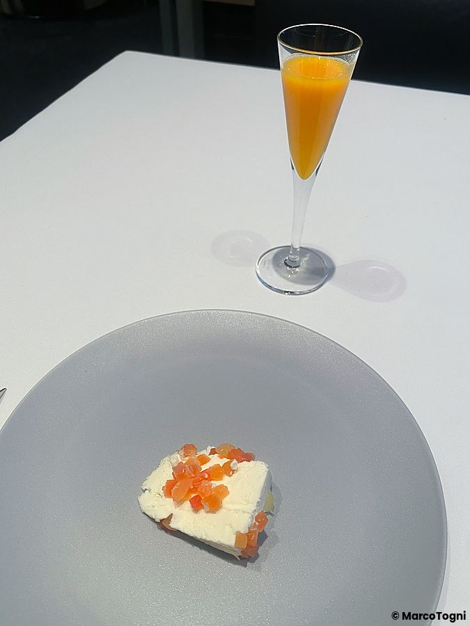 Un pre dessert al ristorante Koji Shimomura con formaggio, papaia disidratata e un calice di succo al mandarino.