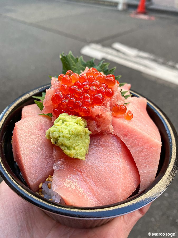 Donburi con fette di tonno e wasabi al Maguroya Tsurogin.