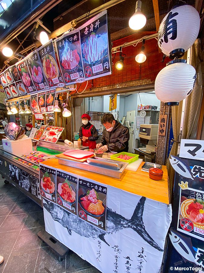 Due persone preparano sushi al ristorante Maguroya Tsurogin di Osaka.