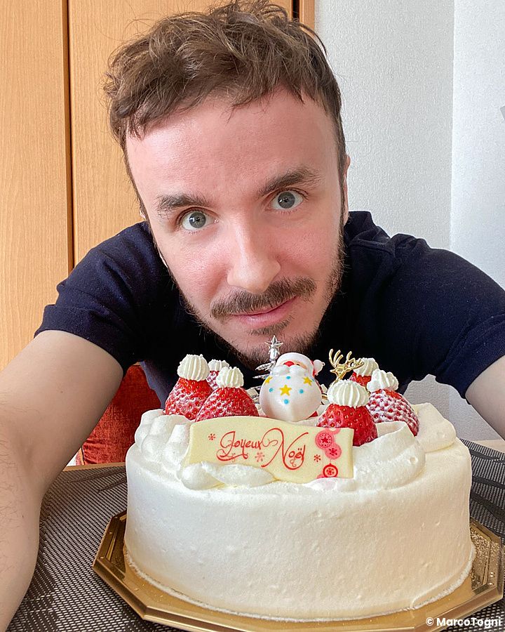 Marco Togni con torta decorata per Natale.