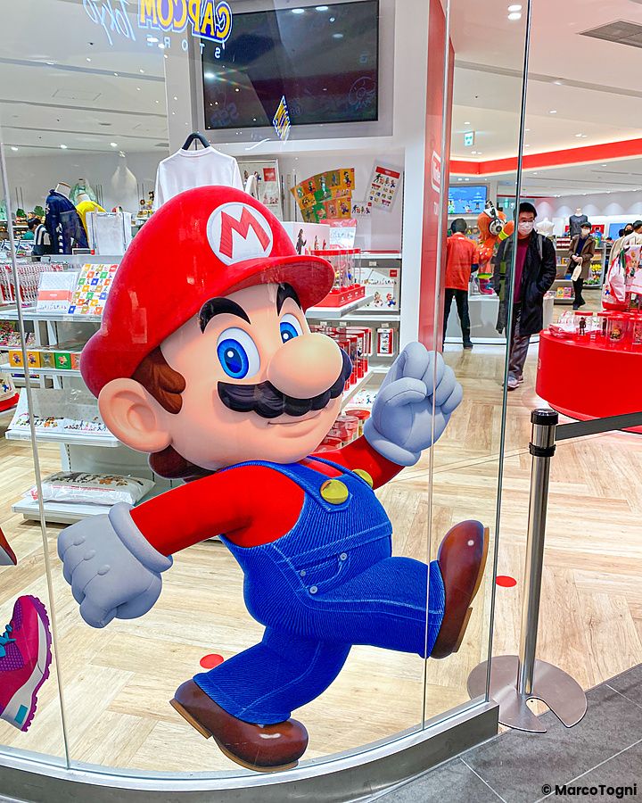 Una grande statua di Mario all'ingresso del Nintendo Store presso lo Shibuya Parco a Tokyo.
