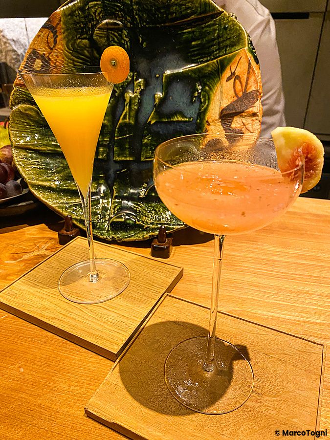 Due cocktail in calici di vetro su sottobicchieri di legno al Mixology Salon di Ginza, Tokyo.