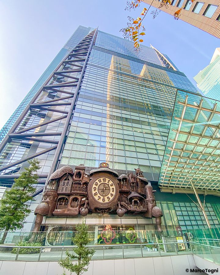 Orologio dello Studio Ghibli su un moderno grattacielo di vetro a Tokyo.
