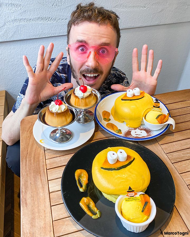 Pancake alla zucca a tema Halloween con Marco Togni entusiasta e occhiali rosa.