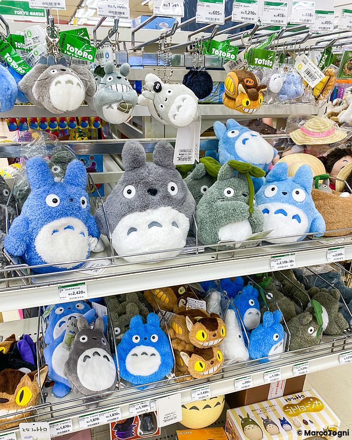 Scaffali di un negozio Hands in Giappone pieni di peluche e portachiavi dei personaggi di Totoro.