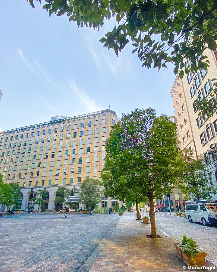 Edifici europei nel quartiere italiano a Tokyo, con alberi e cielo sereno.