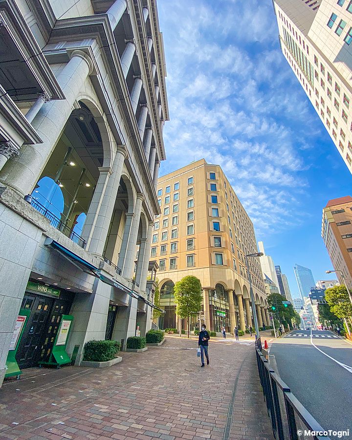 Edifici eleganti nel quartiere italiano a Tokyo con cielo azzurro