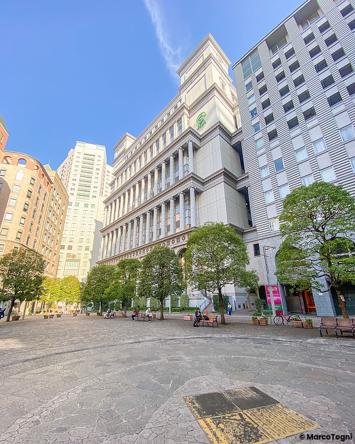 Piazza con edificio europeo nel quartiere italiano di Tokyo, Shimbashi.