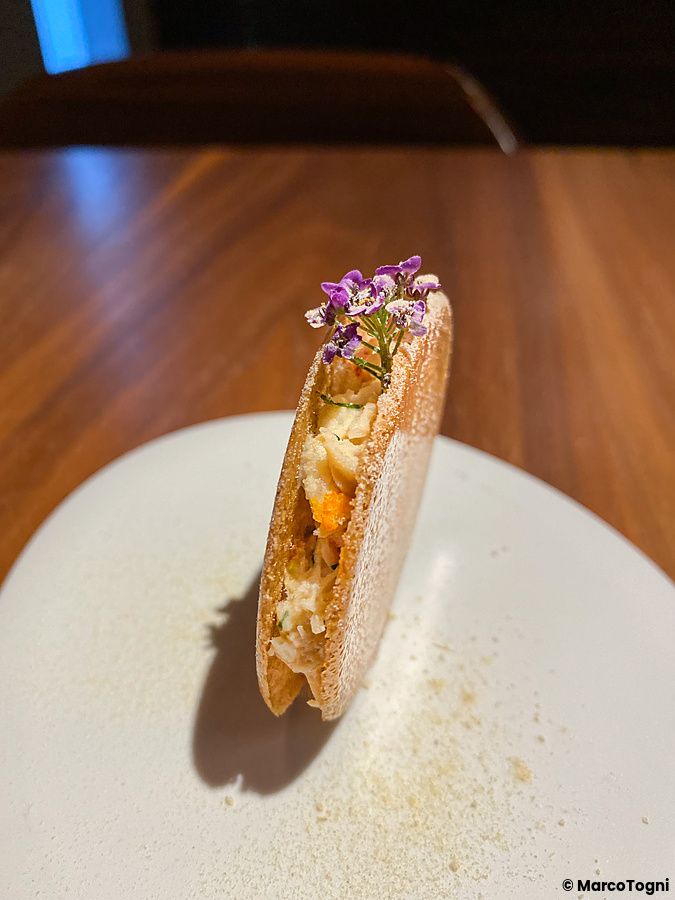 Una cialda con granchio dell'Hokkaido presentata in verticale su un piatto al ristorante Le Sputnik di Tokyo.