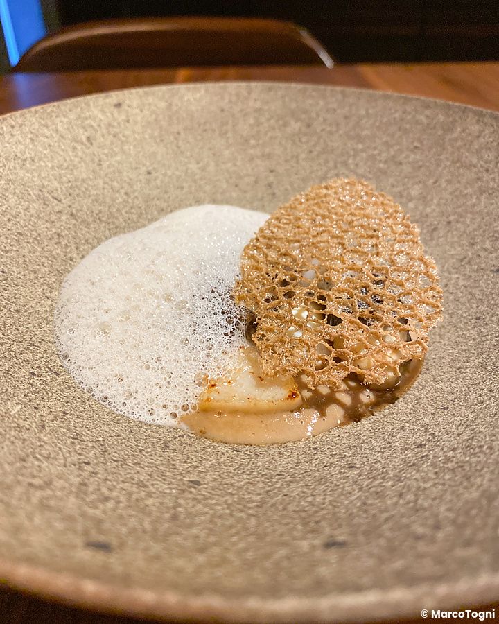 Crema di fungo morchella, fungo stesso, capasanta, mousse di capasanta e uovo di quaglia serviti al ristorante Le Sputnik.
