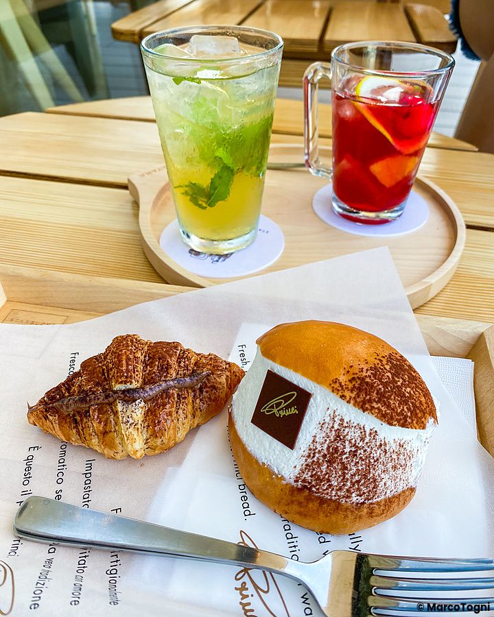 Due bevande e due prodotti di pasticceria sono disposti su un vassoio di legno presso Starbucks Reserve a Meguro.