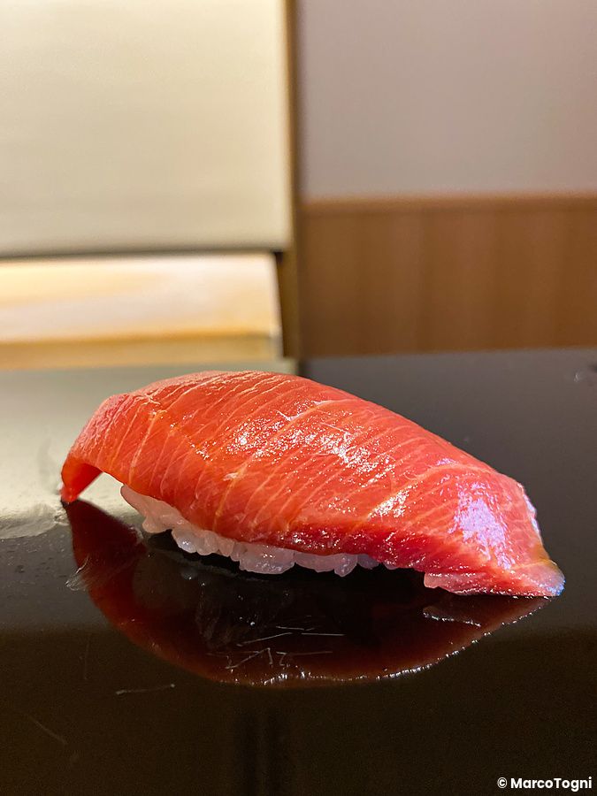Nigiri di chutoro su un piano lucido da Sushi Masashi a Tokyo.