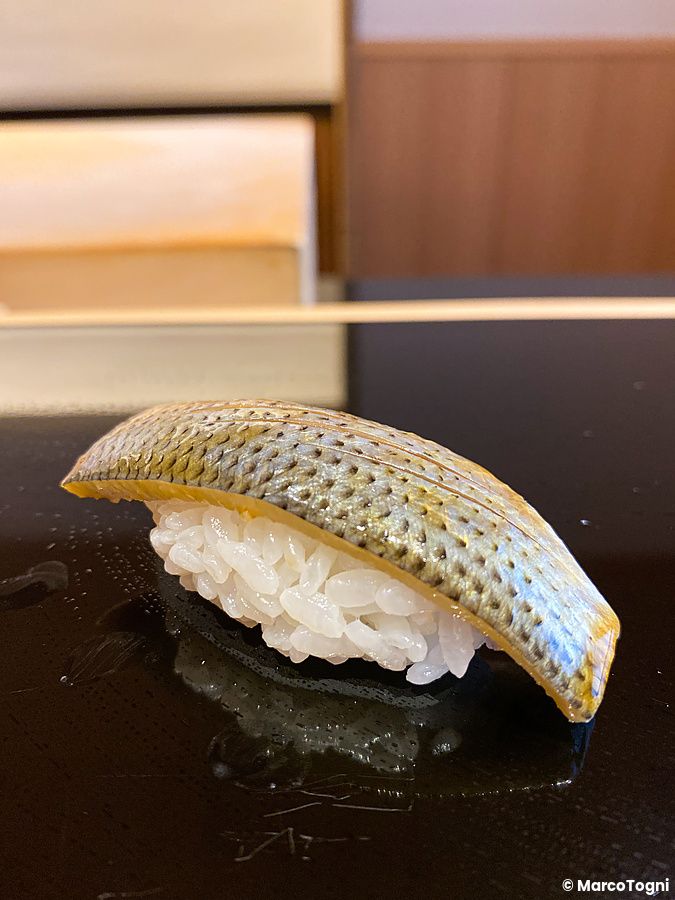 Un nigiri di kohada servito su un vassoio laccato nero da Sushi Masashi a Tokyo.