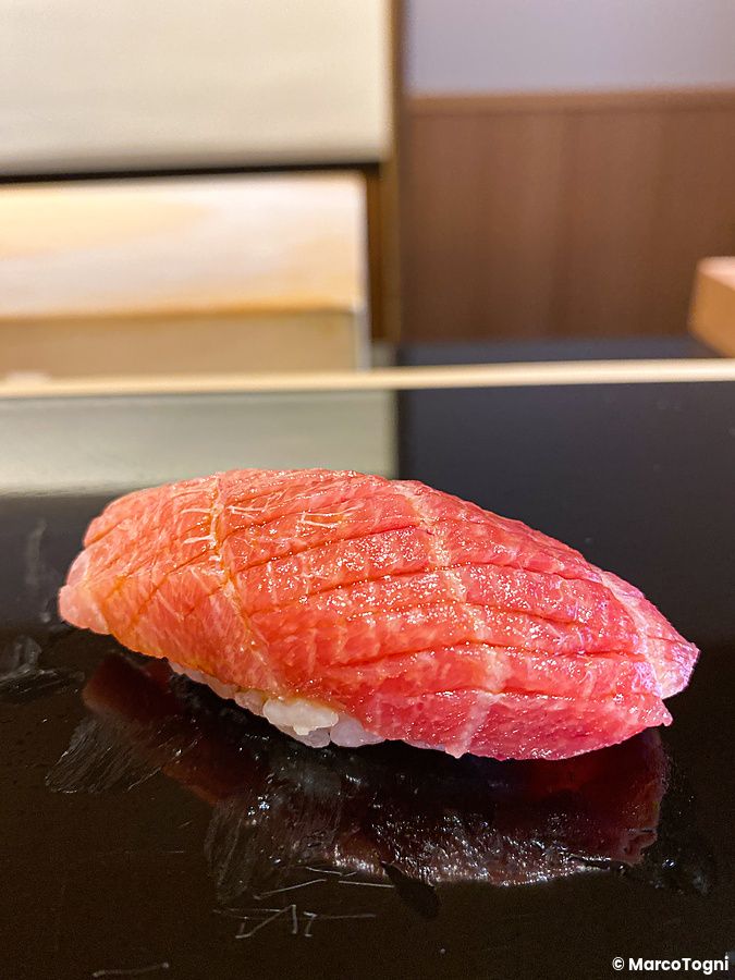Nigiri di otoro su un tavolo lucido da Sushi Masashi a Tokyo.