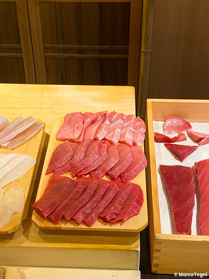Tagli di tonno disposti su taglieri di legno presso Sushi Masashi a Tokyo.
