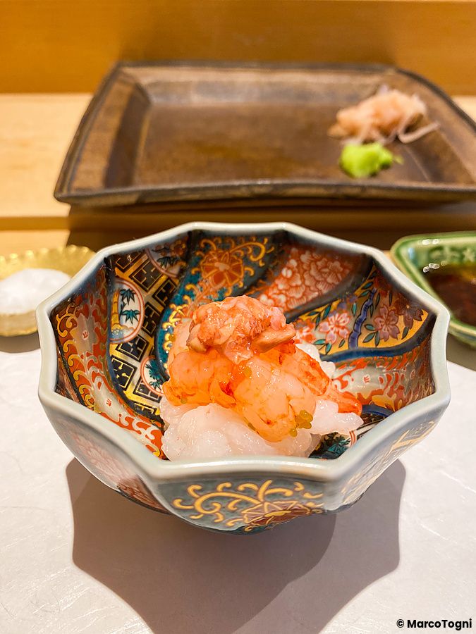 Gamberi crudi serviti in una ciotola di ceramica decorata presso da Sushi Takeuchi a Tokyo.