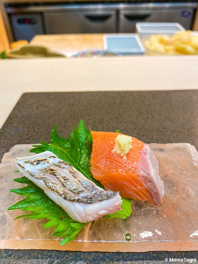 Pesce tachiuo e salmone su sale rosa da Sushi Tou a Tokyo.