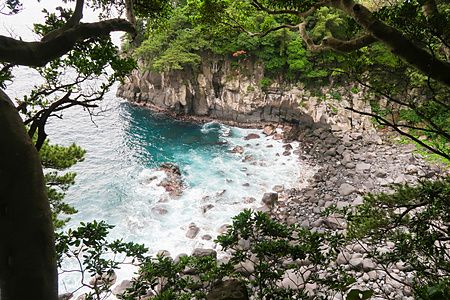 Veduta panoramica della Costa di Jogasaki in Giappone con scogliere di roccia vulcanica e mare turchese incorniciato da al...