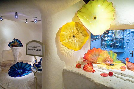 Opere in vetro colorato di Dale Chihuly esposte all'interno del Hakone Glass Forest Museum a Hakone.
