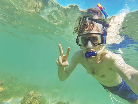 Individuo che fa snorkeling nelle acque della Nuova Caledonia.