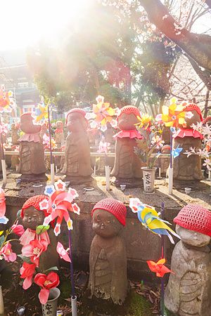 Statuine di Jizō con cappellini rossi al Tempio Zojoji, Tokyo.