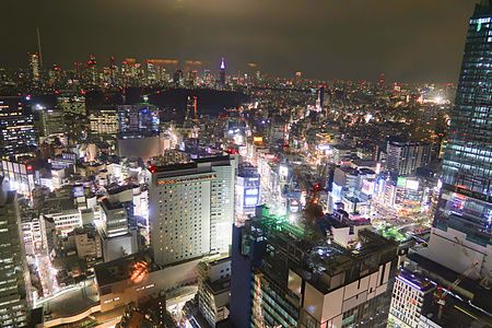 Vista panoramica notturna di Shibuya dalla finestra a Bar Bellovisto, Cerulean Tower Tokyu Hotel.