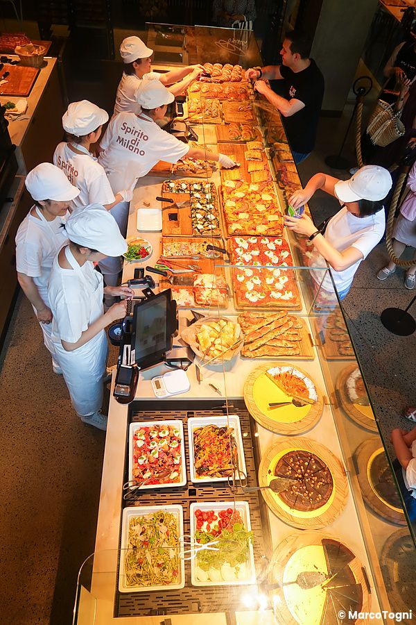 Il banco della panetteria Princi all'interno dello Starbucks Reserve di Nakameguro, Tokyo, con lo staff in divisa.