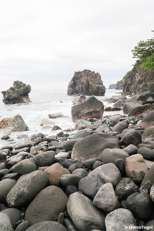 La Costa di Jogasaki in Giappone presenta rocce vulcaniche scure lungo il litorale con onde che si infrangono sui massi.