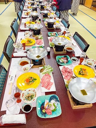 Tavolo imbandito con piatti tradizionali giapponesi in un ryokan.