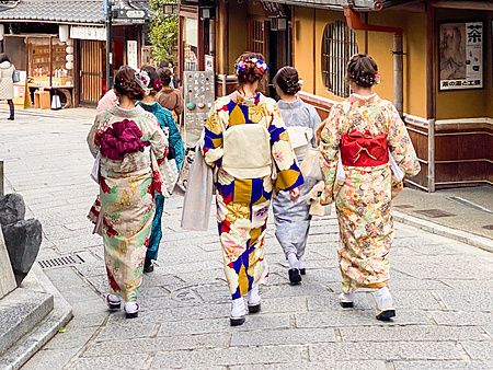 donne in kimono camminano in una strada a Kyoto